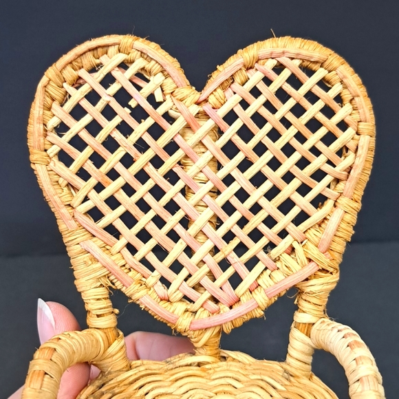 Vintage wicker heart-shaped back doll/bear  armchair - Picture 2 of 7